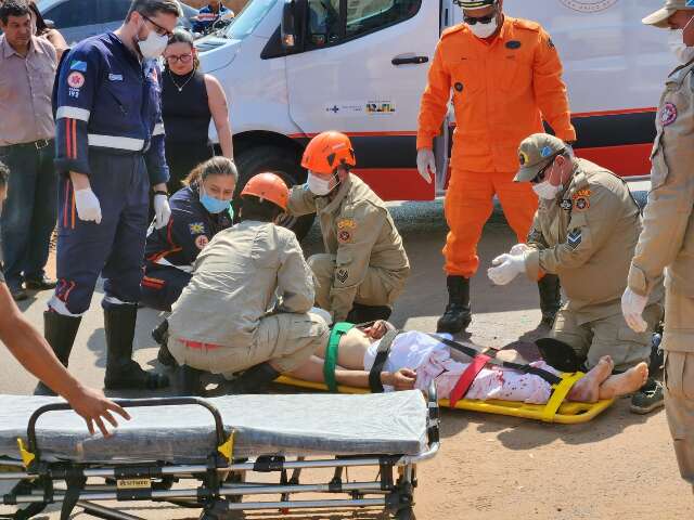 Motociclista tem perna dilacerada ao ser atropelado por caminh&atilde;o