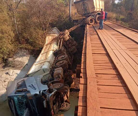 Carreta cai de ponte em estrada de assentamento e motorista fica ferido 