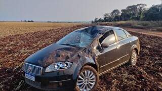 Fiat Linea que capotou em estrada de terra e parou em área de lavoura (Foto: Leandro Hosbach)