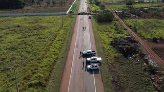 Trecho do anel viário bloqueado e viaturas da polícia no local (Foto: Divulgação/3BPM)