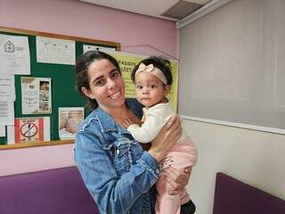 Adriely e Annanda durante visita ao banco de leite do HRMS (Foto: Geniffer Valeriano)