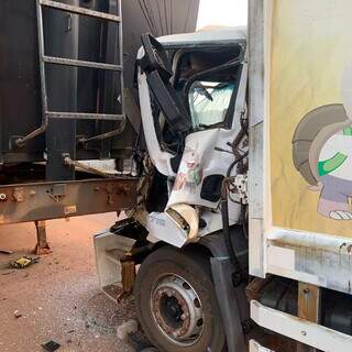 Cabine do veículo ficou completamente destruída com o impacto da batida (Foto: Divulgação/ Corpo de Bombeiros)