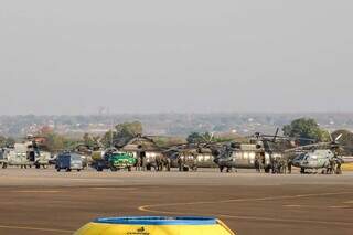 Aeronaves militares posicionadas na pista do Aeroporto Internacional de Corumbá (Foto: Henrique Kawaminami)