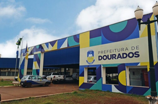 Fachada da Prefeitura de Dourados, distante 251 quilômetros de Campo Grande. (Foto: Arquivo/Google Street View)