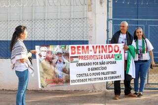 Cartaz em apoio ao presidente Lula com a foto do palestino morto em São Paulo (Foto: Henrique Kawaminami)