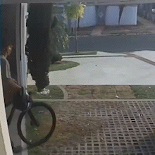 Ladrão aproveita portão aberto e furta bicicleta na Vila Carlota