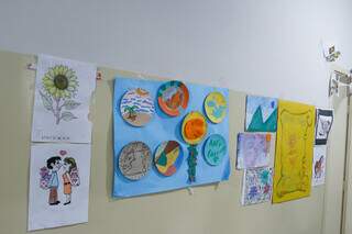 Desenhos e trabalhos artísticos dos pacientes são expostos nas paredes. (Foto: Paulo Francis)
