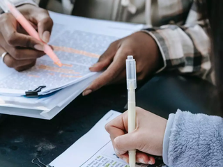 Estudantes destacam trechos de textos com uso de marca-texto. (Foto: Arquivo/Campo Grande News)