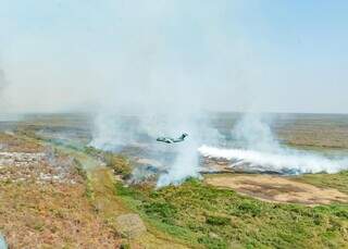 Avião utilizado no combate a incêndios sobrevoando o Pantanal (Foto: Ricardo Stuckert)