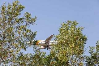 Avião presidencial chegando a Corumbá (Foto: Henrique Kawaminami)