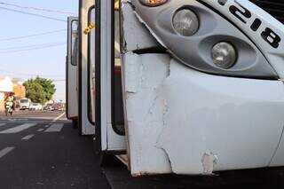 Como ficou a parte da frente do ônibus após o acidente (Foto: Osmar Veiga)