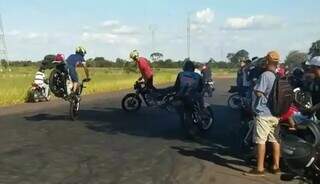 Motocilcistas fazem manobras na região da cachoeira do Ceuzinho, em Campo Grande (Foto: Direto das Ruas/Arquivo)