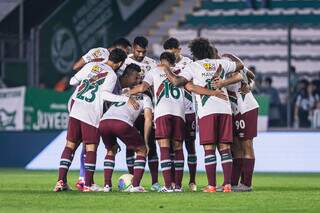 Jogadores do Tricolor Carioca se agrupam para conversa no intervalo da partida. (Foto: William Anacleto/Fluminense)