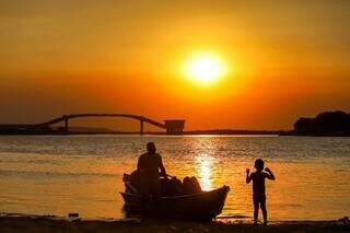 Pôr do Sol refletido no Rio Paraguai, em Corumbá, nesta quinta-feira (Foto: Henrique Kawaminami) 