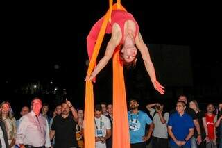 Atleta da ginástica realiza acrobacias no ar durante cerimônia de abertura. (Foto: Juliano Almeida)