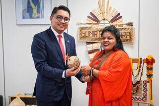 Eloy Terena segura artefato indígena passado pela ministra dos Povos Indígenas, Sonia Guajajara (Foto: Instagram)