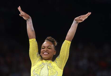 Rebeca Andrade conquista medalha de prata na ginástica artística 