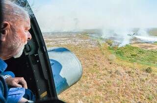 Lula sobrevoando área que arde no Pantanal de Corumbá, em MS (Foto: Ricardo Stukert/Divulgação)