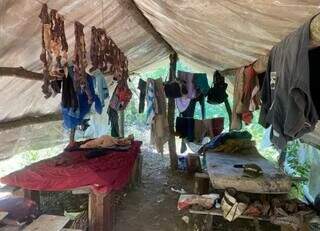 Local onde paraguaios, em situação análoga à escravidão, dormiam em fazenda de Bela Vista (Foto: Divulgação/MPT-MS)