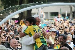 Nathan emocionou o país ao abraçar o Papa Francisco durante visita ao Brasil em 2013 (Foto: Arquivo Pessoal)