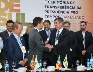 Governador do Rio Grande do Sul, Eduardo Leite, cumprimenta o governador do Mato Grosso do Sul, Eduardo Riedel (PSDB) (Foto: Osmar Veiga) 