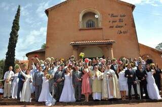 Casais após celebração de união em frente ao Santuário (Foto: Divulgação)