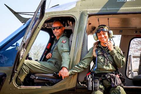 Casal mineiro larga distintivo para ser voluntário em aeronave no Pantanal