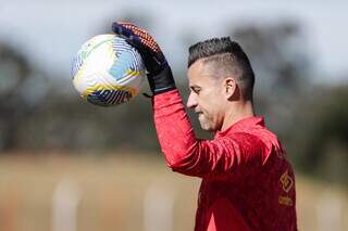 Goleiro Fábio brinca com a bola em treino no Fluminense (Foto: Lucas Merçon)