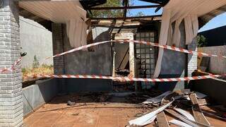 Corpo de homem foi encontrado após incêndio em casa abandonada (Foto: Henrique Kawaminami) 