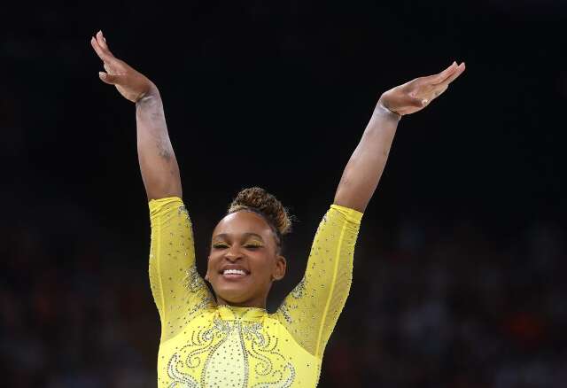 Rebeca Andrade conquista medalha de prata na gin&aacute;stica art&iacute;stica 