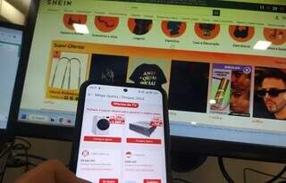 Usuário navegando em plataformas internacionais de compras on-line (Foto: Kamila Alcântara)