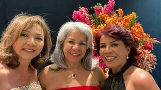 Ana e amigas durante a formatura (Foto: Arquivo Pessoal)