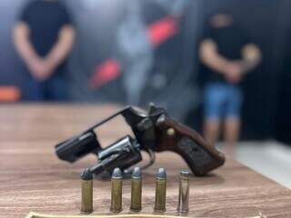 Arma e munições apreendidas com suspeitos de assalto. (Foto: Divulgação)
