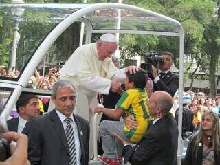 Momento em que os seguranças ajudaram Nathan, na época com nove anos, a subir no Papamóvel (Foto: Arquivo Pessoal)