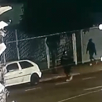 Vídeo mostra ladrões furtando carro estacionado em rua no Centro
