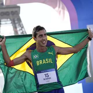 Caio Bonfim conquista medalha de prata para o Brasil na marcha atlética
