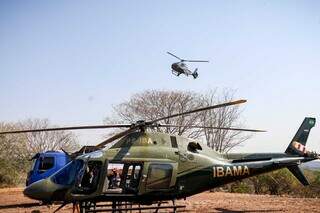 Helicópteros do Ibama que atuam no Pantanal (Foto: Henrique Kawaminami)