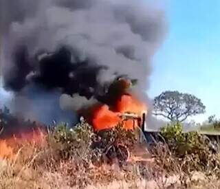 Caminhão tomado por fogo, na região da Nhecolândia, em Corumbá (Foto: Reprodução/Governo do Estado)