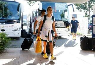 Tamires durante a chegada da Seleção Brasileira Feminina em Nantes (Foto: Rafael Ribeiro/CBF)