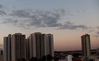Céu com poucas nuvens em Campo Grande nesta manhã (Foto: Reprodução)