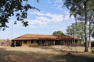 Nova escola será construída e imóvel vai ser derrubado para planto de eucalipto. (Foto: Paulo Francis)