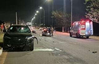 Segundo carro envolvido no acidente ficou com a frente destruída (Foto: Direto das Ruas)