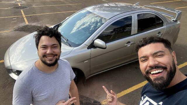 Surpreendendo passageiros, Teo faz corrida com carr&atilde;o de filme famoso