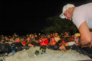 Convidados tiveram acesso a cerveja de graça em traseira de caminhonete. (Foto: Juliano Almeida)