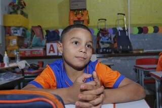 Iury, de 7 anos, chegou à escola com uma preocupação: queria aprender a ler. (Foto: Paulo Francis)