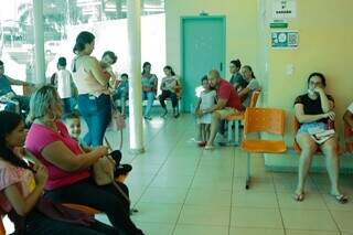 Pacientes esperam atendimento em sagão de UPA em Campo Grande (Foto: Alex Machado/Arquivo)