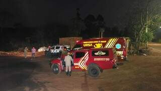 Corpo de Bombeiros e Polícia Militar proxímo ao local onde o corpo foi encontrado (Foto: Direto das Ruas)