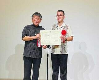 Vice governador de Okinawa entregou título de Embaixador de Okinawa no Brasil para Crystian (Foto: Arquivo Pessoal)