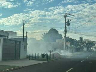 A uma quadra da avenida, outro incêndio, na rua Dr. Francisco Torraca (Foto: Marcos Maluf)