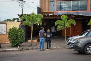 Peritos no local onde rapaz foi morto em julho do ano passado (Foto: Henrique Kawaminami)